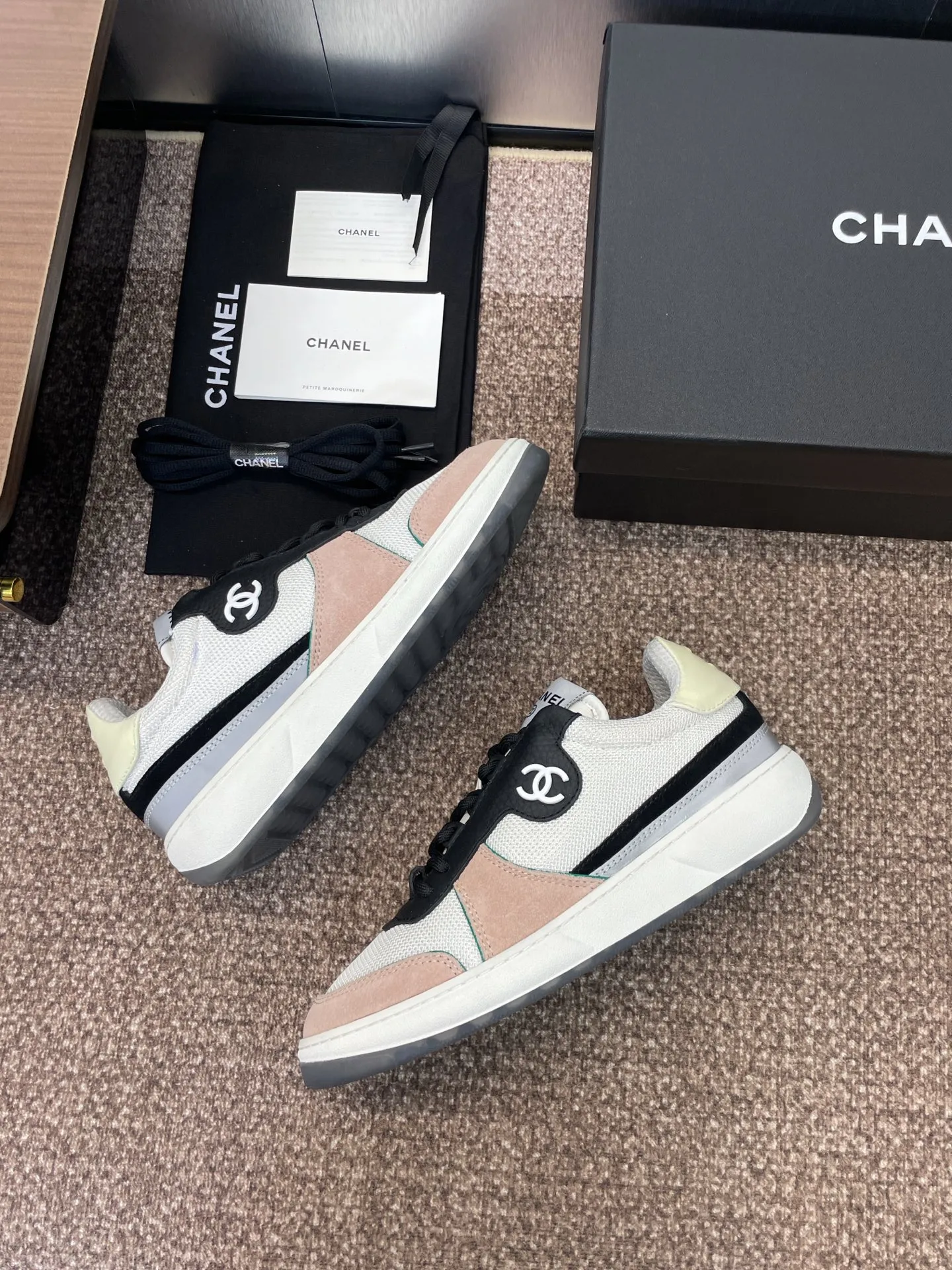 Factory price P580 CHANEL Autumn and winter classic series lace-up casual women's shoes Xiaoxiang letter logo thick-soled round-toe color-blocking sports skateboard shoes Material: imported sheepskin leather upper, imported environmentally friendly breathable mesh cloth + environmentally friendly breathable mesh lining + original molded Tpu outsole Size: Women's size 35-42 (40.41.42 customization is not returnable)